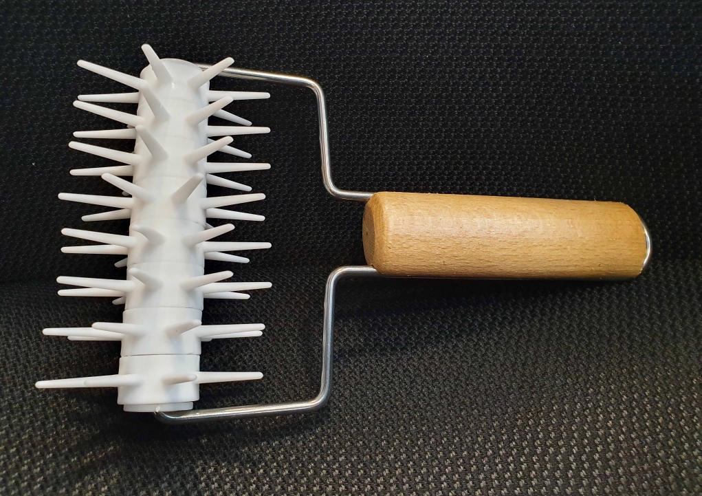 גלגלת קוצים לבצק  פלסטיק יד' עץ RENA ס"מ   13 ס"מ-- MC1B 3